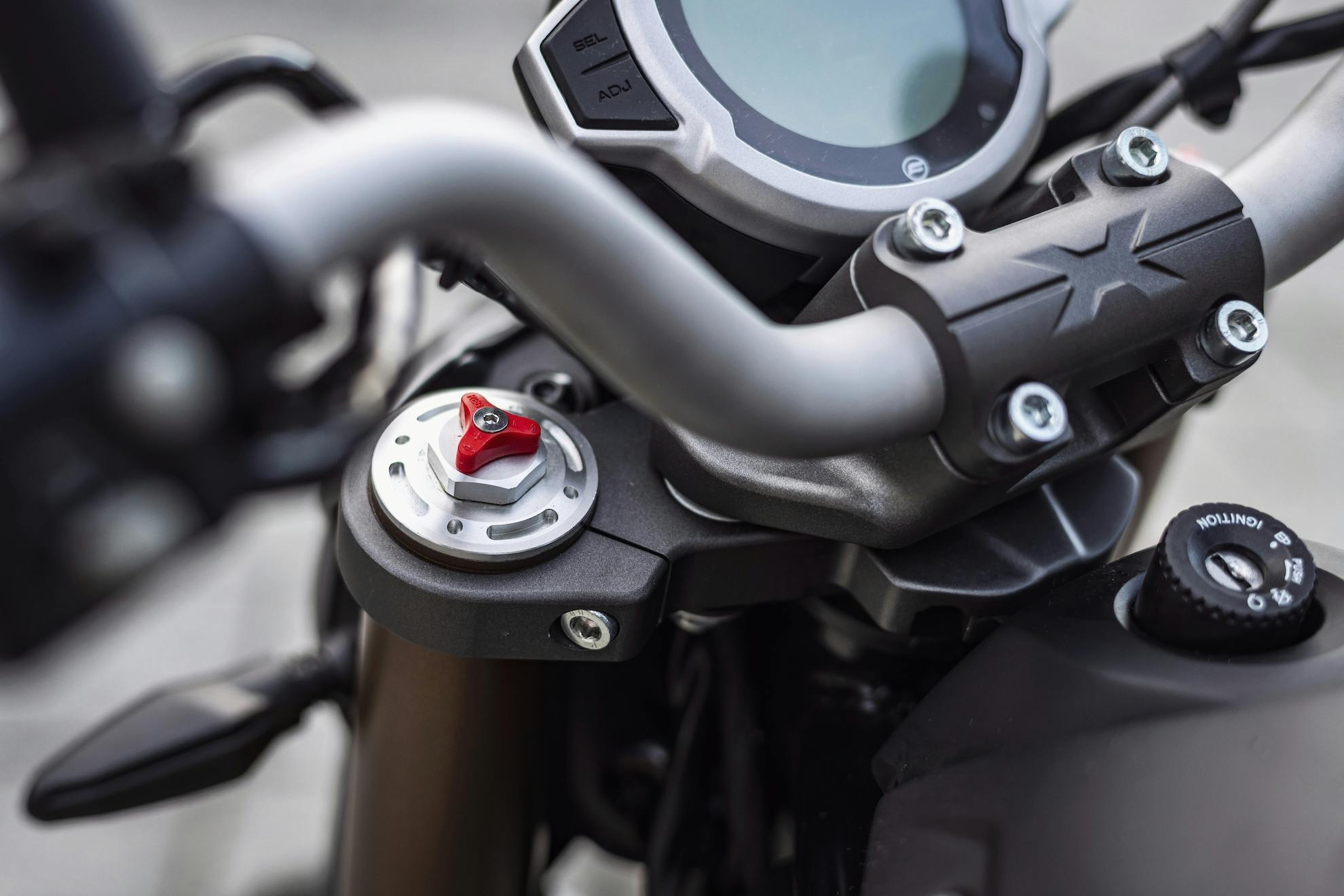 Dettaglio forcella CFMOTO 700CL-X Heritage