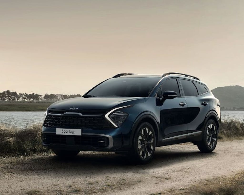Kia Sportage 2022 - statica tre quarti posteriore