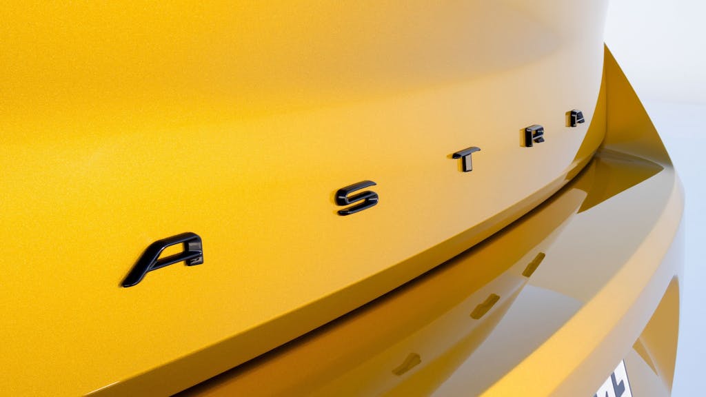 Opel Astra 2022 - dettaglio logo posteriore