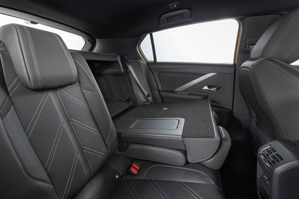 Opel Astra 2022 - divano posteriore con abbattimento seduta