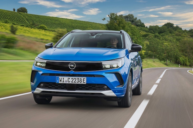 Opel Grandland Hybrid4 - vista dinamica frontale