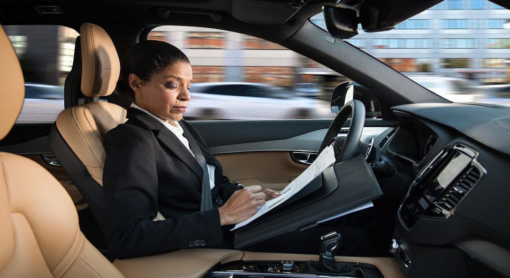 Auto a guida autonoma lavoro businesswoman 