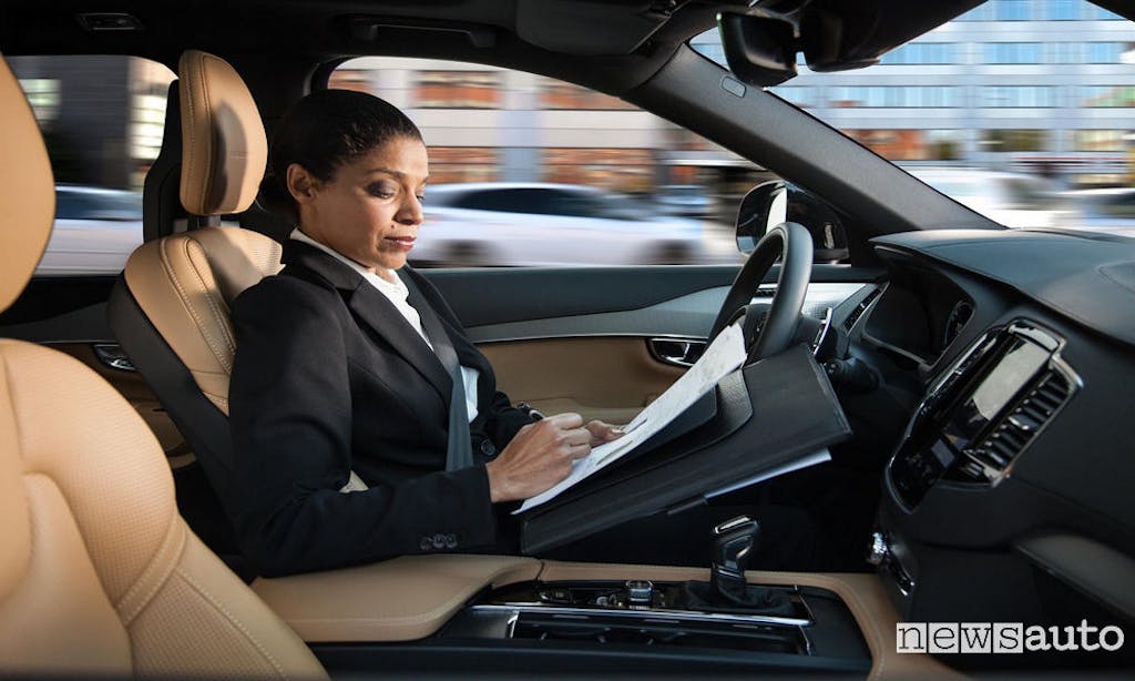 Donna che lavora al volante