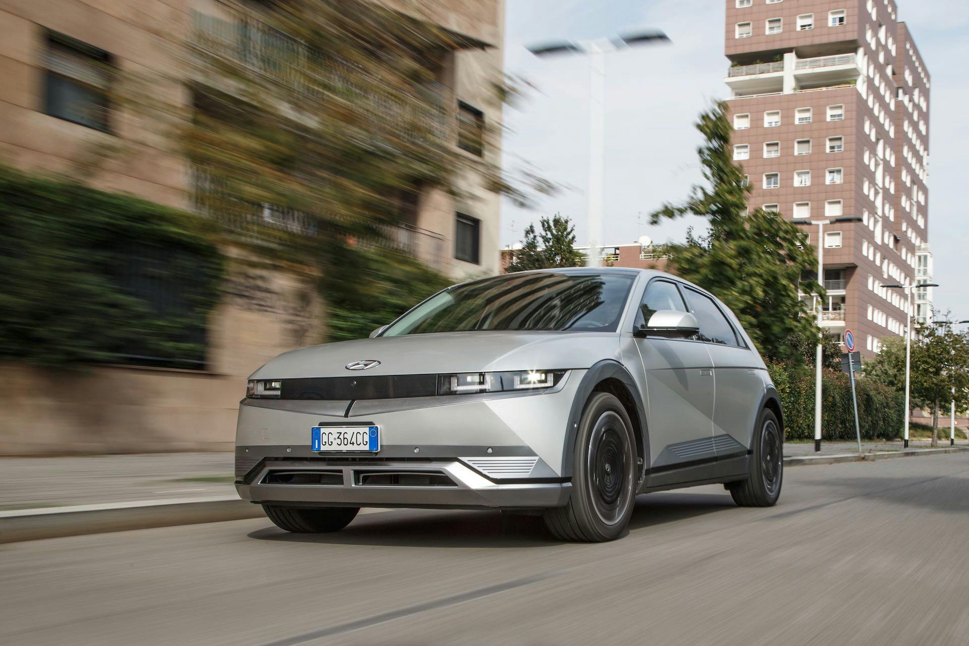 Hyundai Ioniq 5 - dinamica frontale urbana