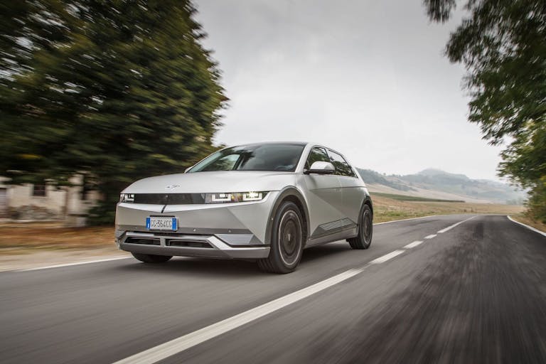 Hyundai Ioniq 5 - dinamica tre quarti frontale