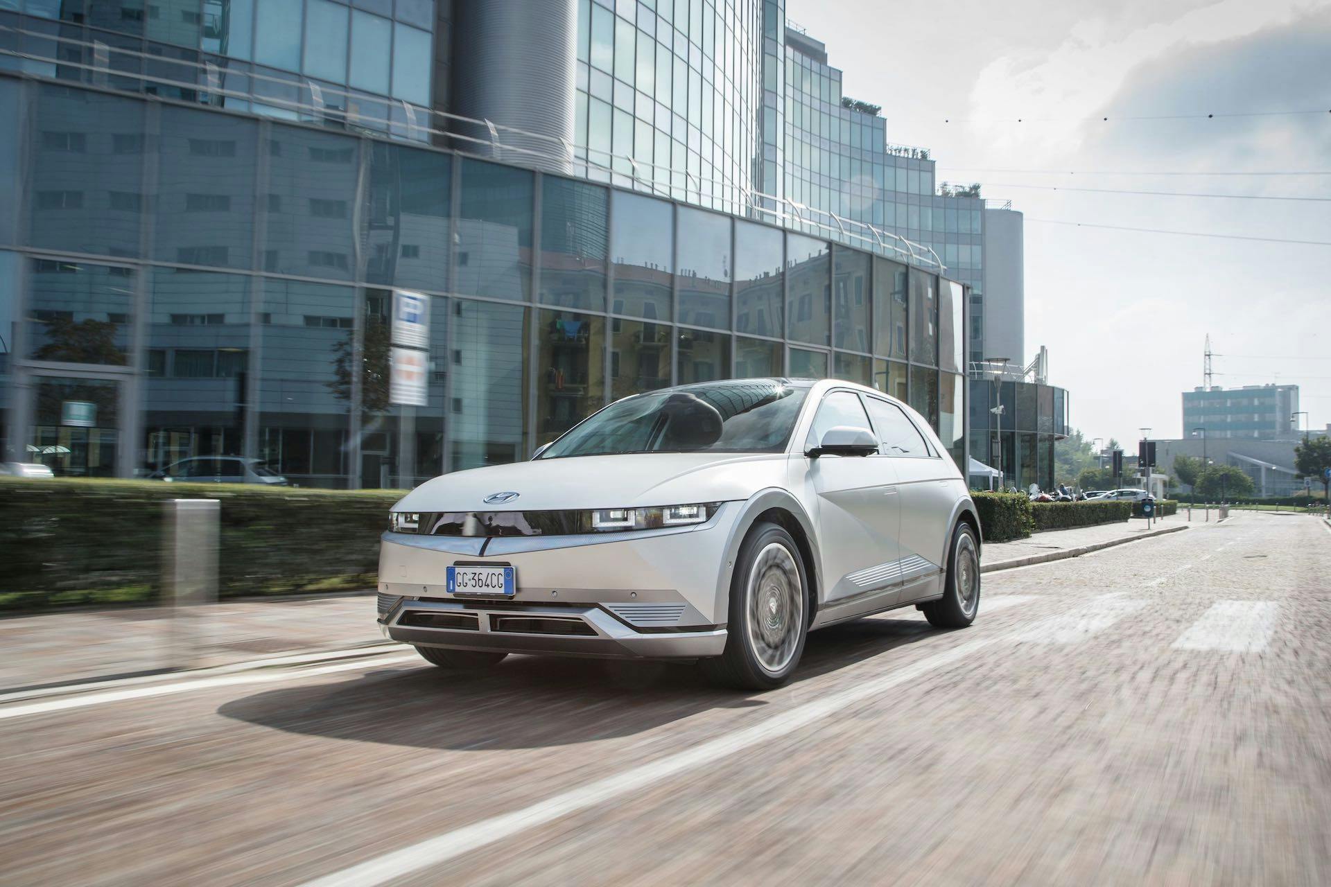 Hyundai Ioniq 5 - dinamica urbana tre quarti frontale