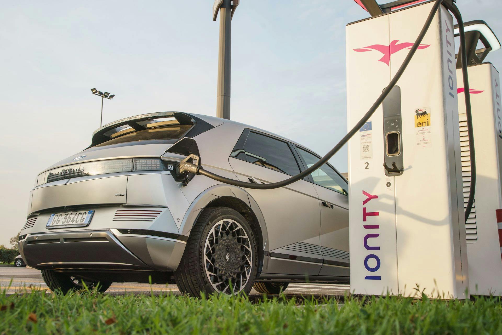 Hyundai Ioniq 5 - in ricarica Ionity - posteriore