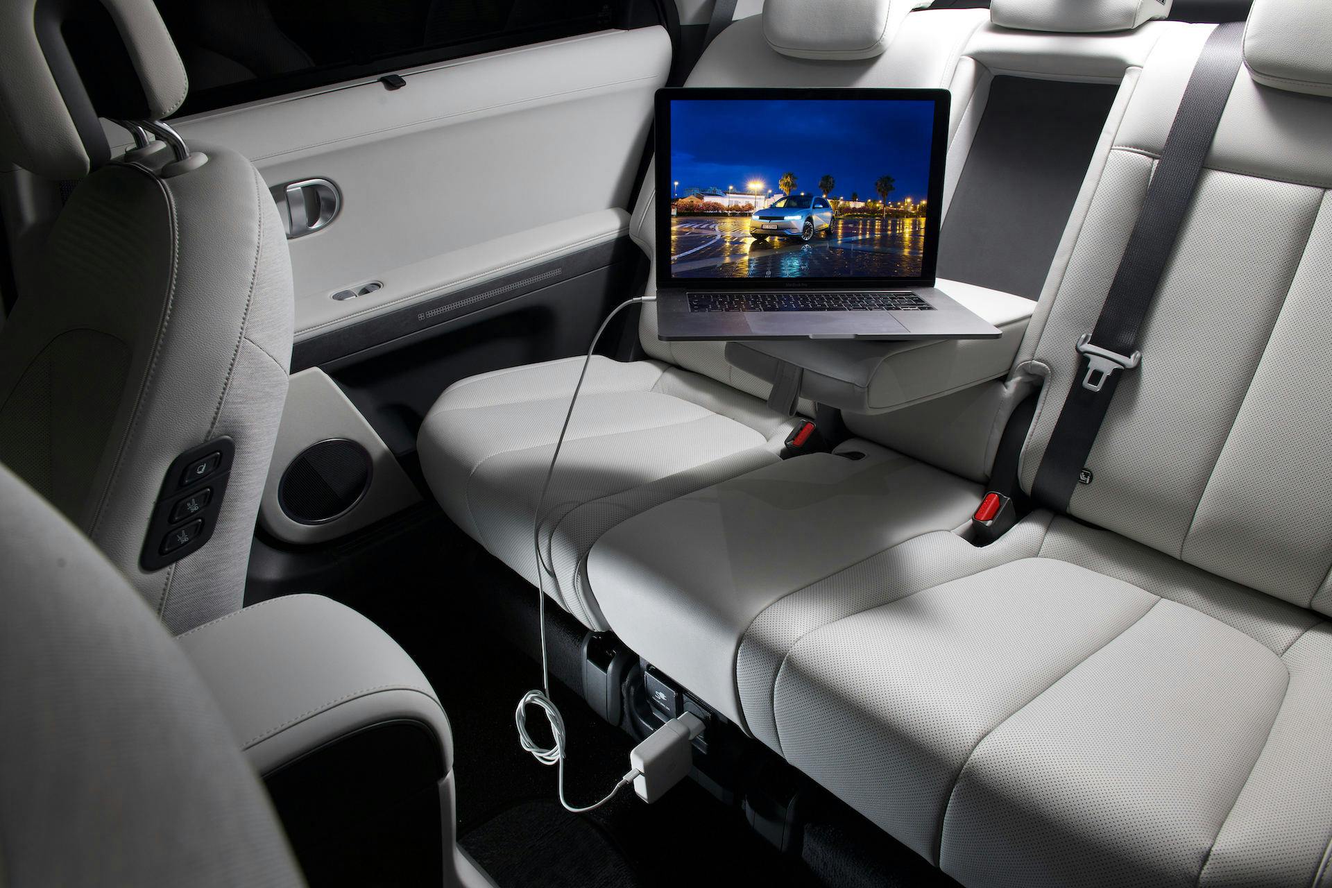 Hyundai Ioniq 5 - interni posteriore computer in ricarica