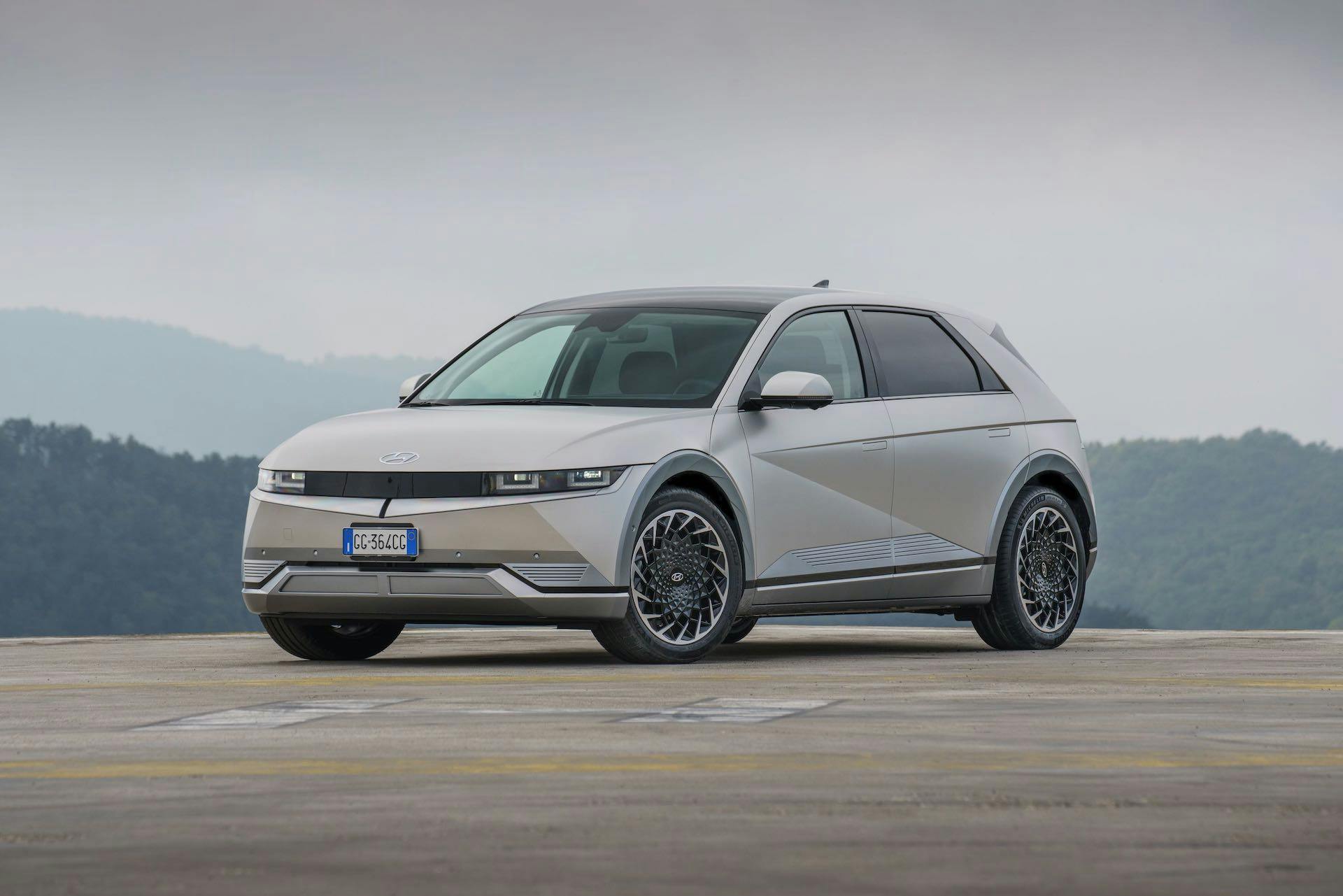 Hyundai Ioniq 5 - statica tre quarti frontale