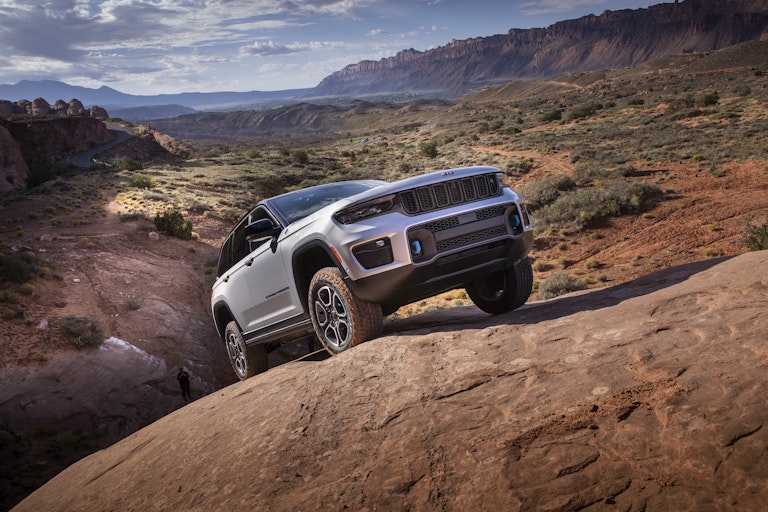 Jeep Grand Cherokee 2022 - offroad su roccia