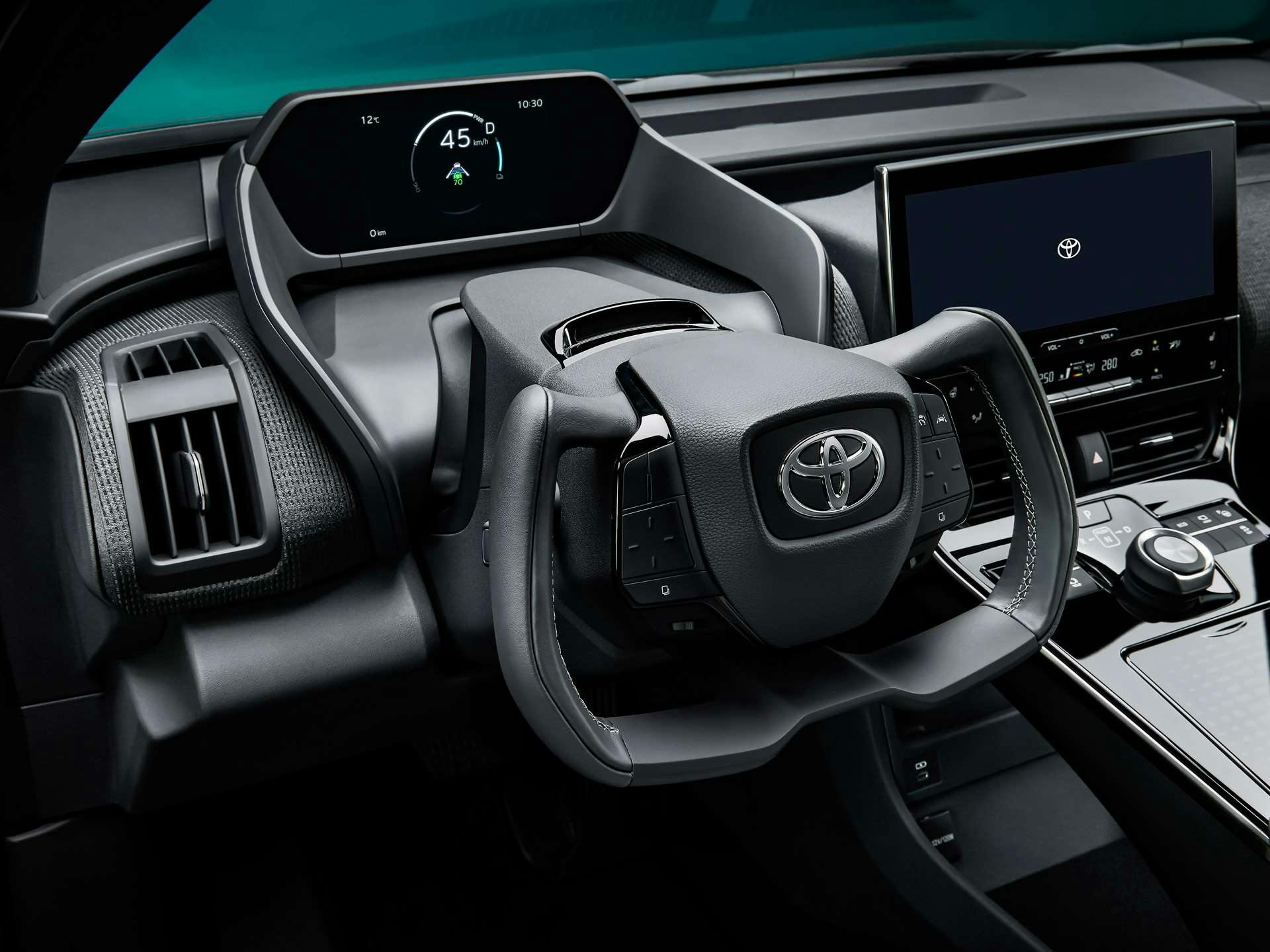 Toyota bZ4X - interni dettaglio volante