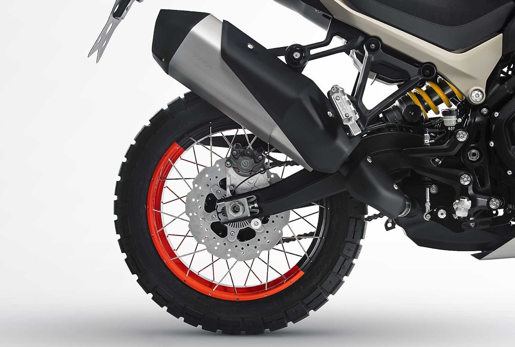 Benelli TRK 800 ruota posteriore con gomma tassellata