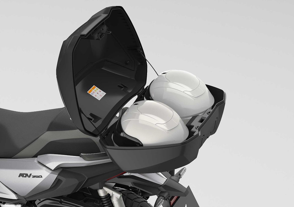 Honda ADV350 bauletto con due caschi