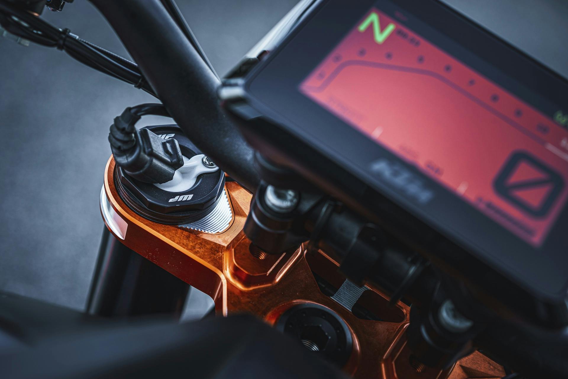 Dettaglio sospensioni semiattive KTM 1290 Super Duke R EVO