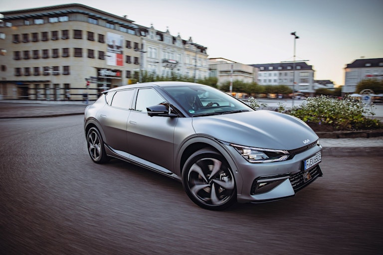 Kia EV6 - dinamica tre quarti frontale in curva