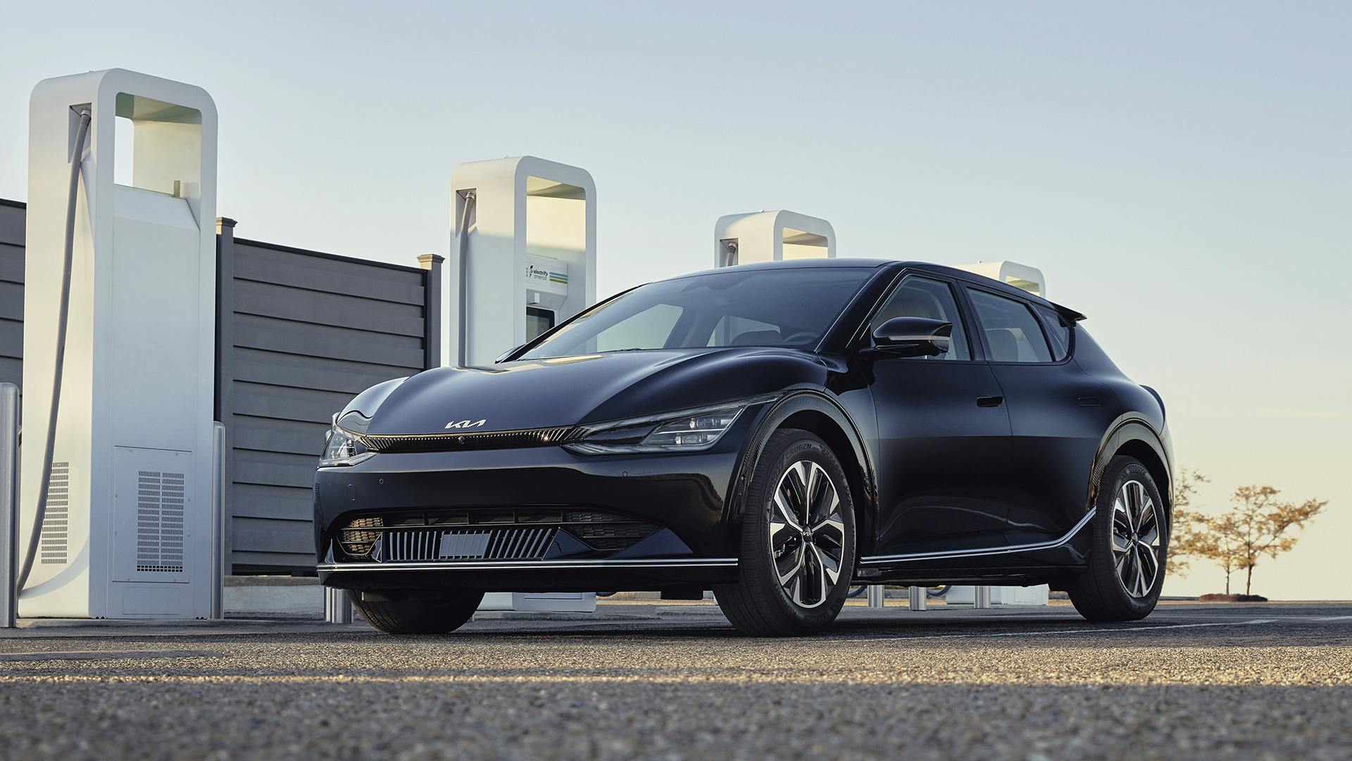 Kia EV6 in ricarica - statica tre quarti anteriore