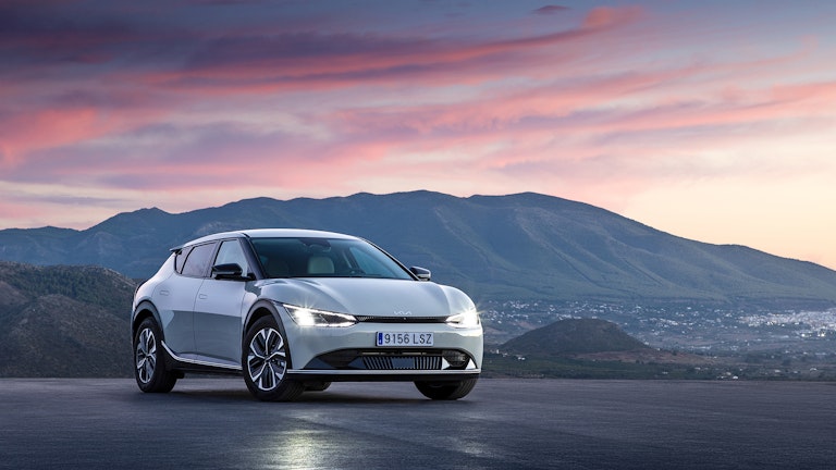 Kia EV6 - statica tre quarti anteriore al tramonto