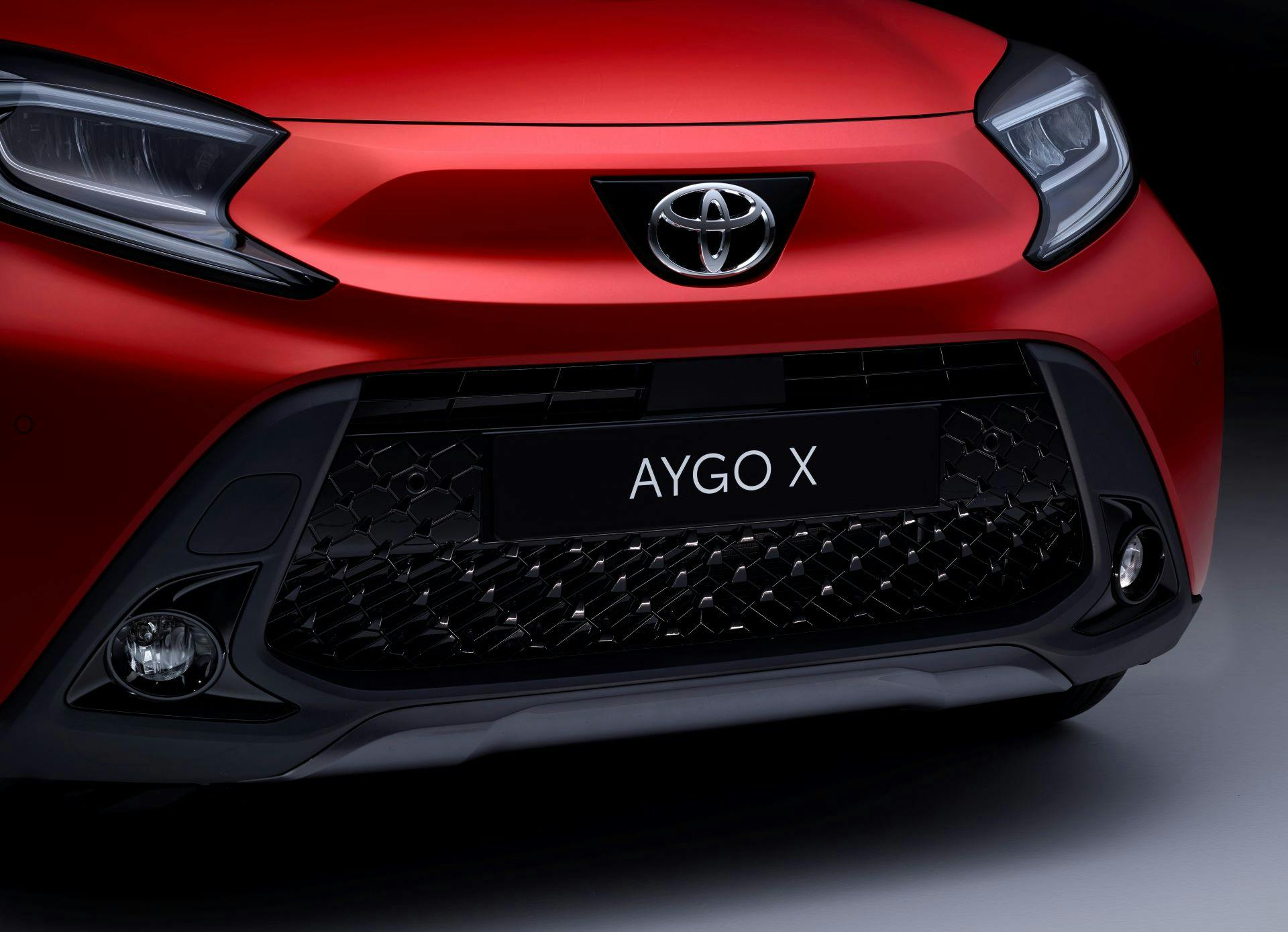 Toyota Aygo X - rossa dettaglio frontale