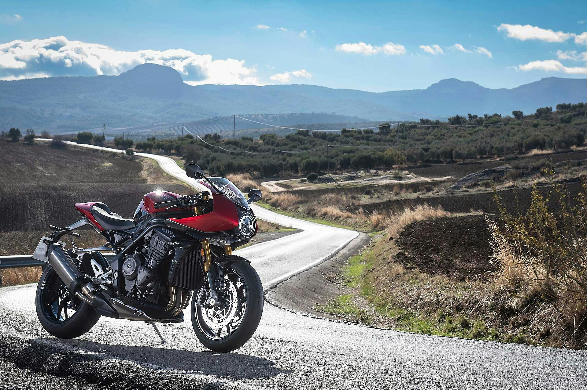 Triumph Speed Triple RR a bordo strada controluce