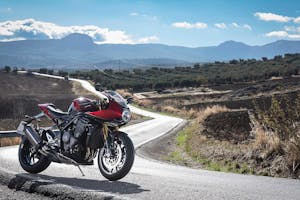 Triumph Speed Triple RR a bordo strada controluce