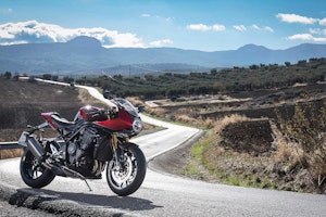 Triumph Speed Triple RR a bordo strada controluce