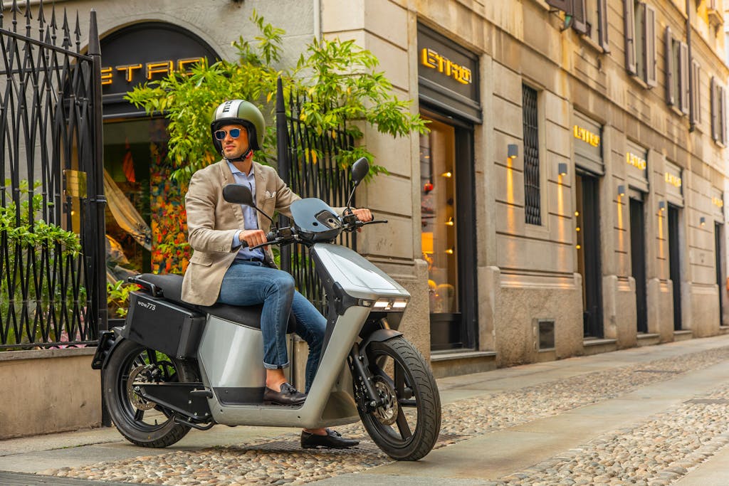 Scooter Wow grigio - realtà urbana