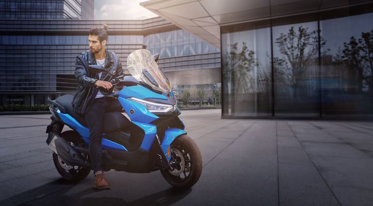 scooter VOGE SR4 - EICMA 2021 - statica tre quarti frontale
