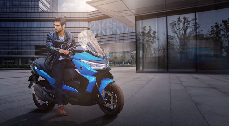 scooter VOGE SR4 - EICMA 2021 - statica tre quarti frontale