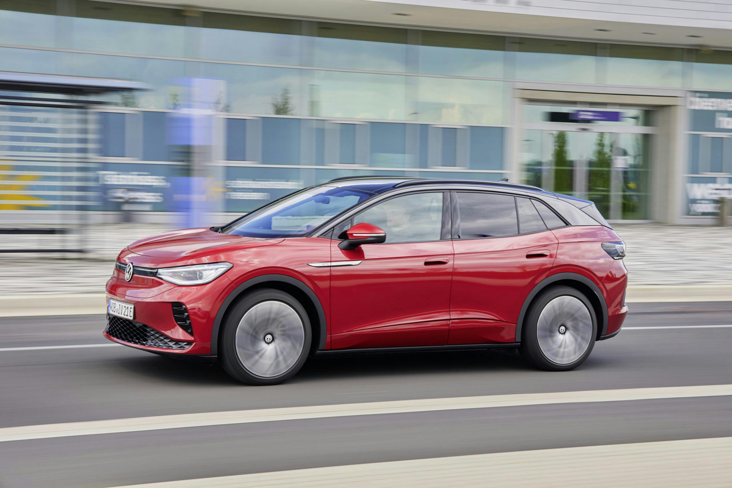 Volkswagen ID4 GTX rossa auto elettrica