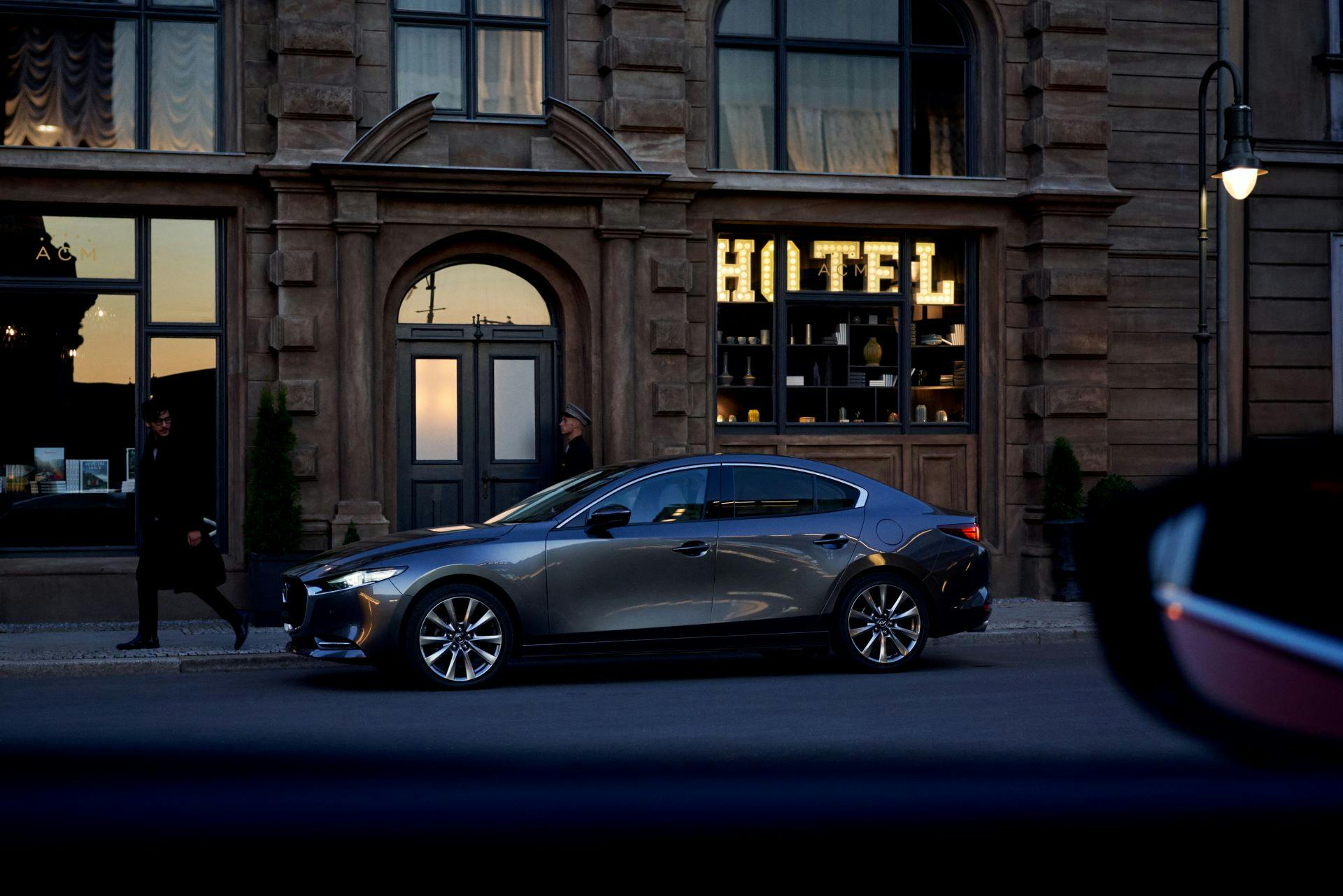 Mazda 3 2022 - statica laterale urbana serale