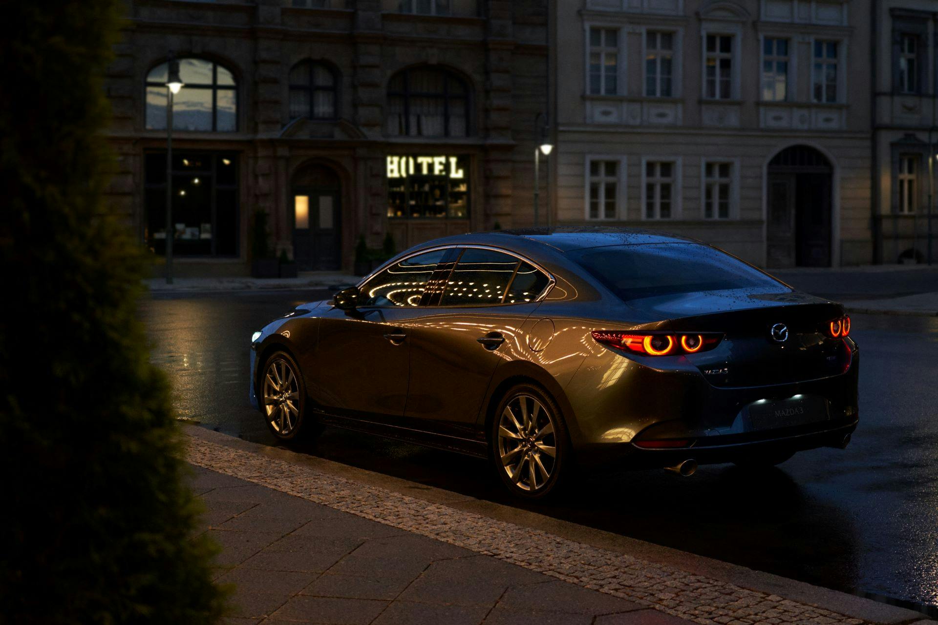 Mazda 3 berlina - statica serale tre quarti posteriore