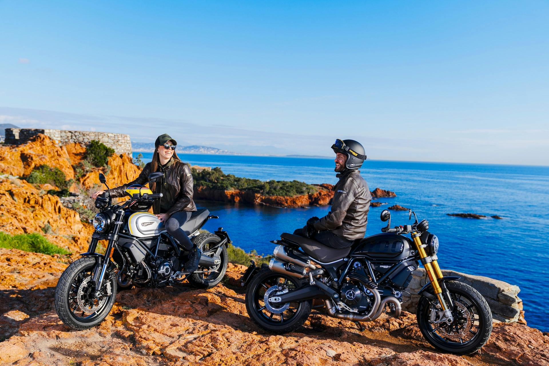 Coppia di motociclisti con paesaggio 
