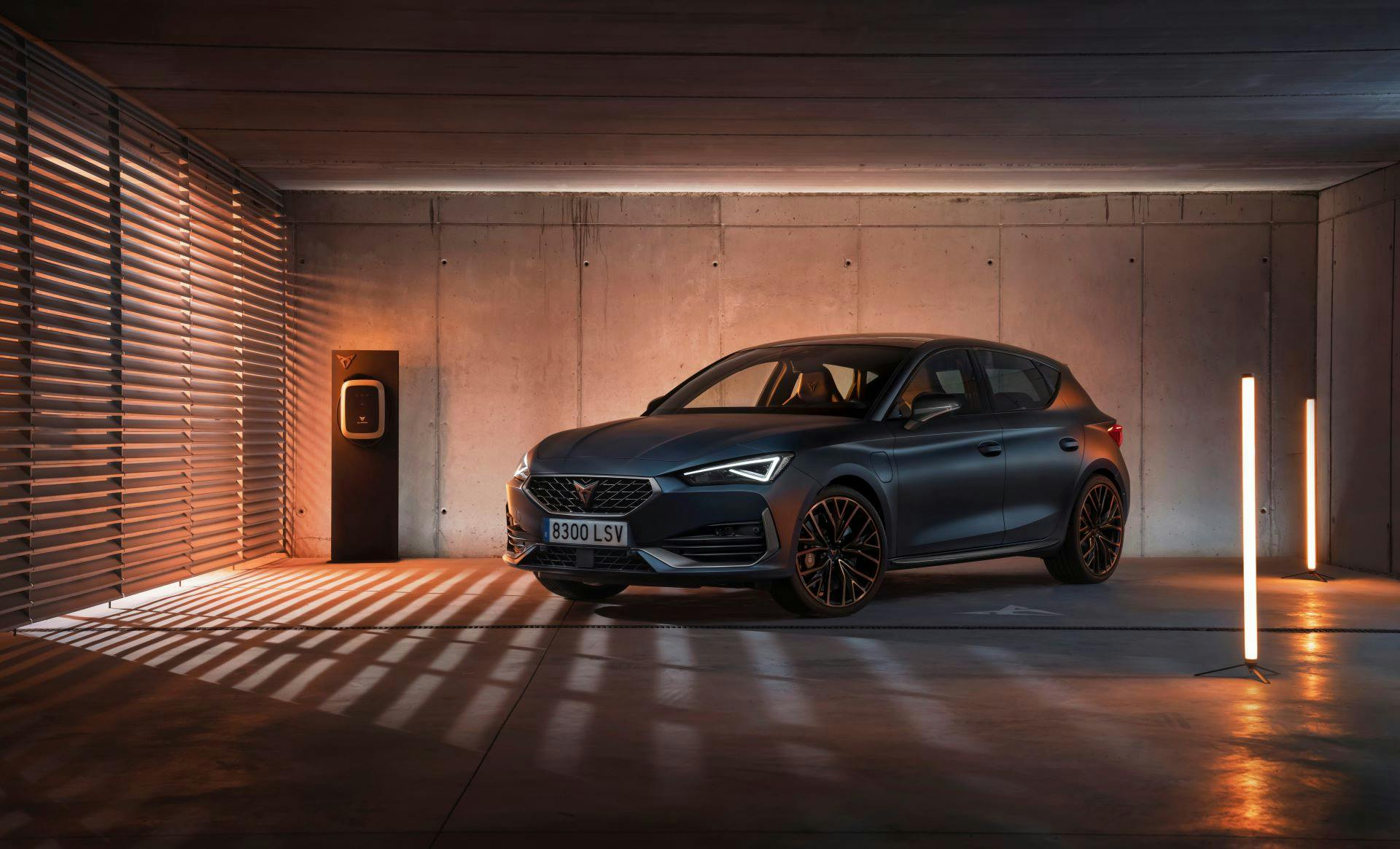 CUPRA Leon e-HYBRID tre quarti frontale