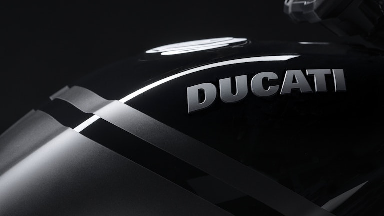 Ducati XDiavel Nera, Frau