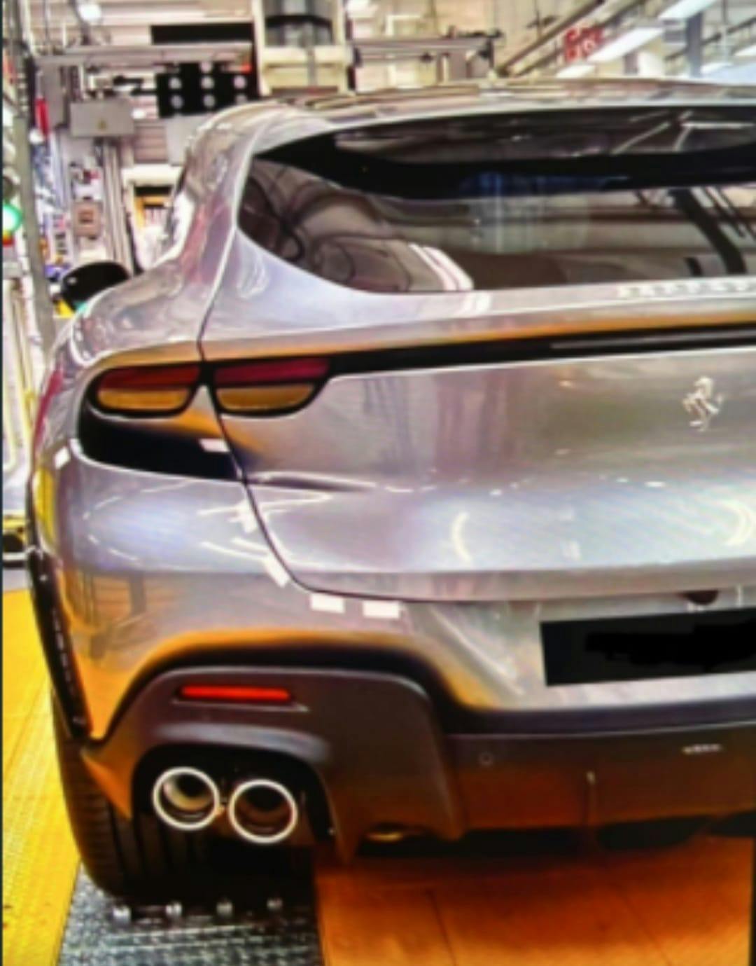 Ferrari SUV vista posteriore