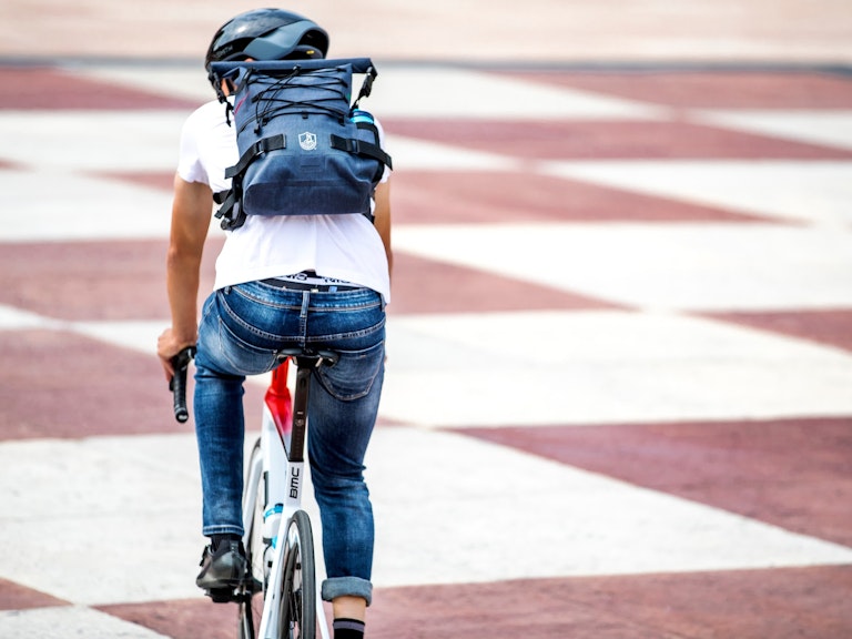 zaino campagnolo indossato da ciclista vista posteriore