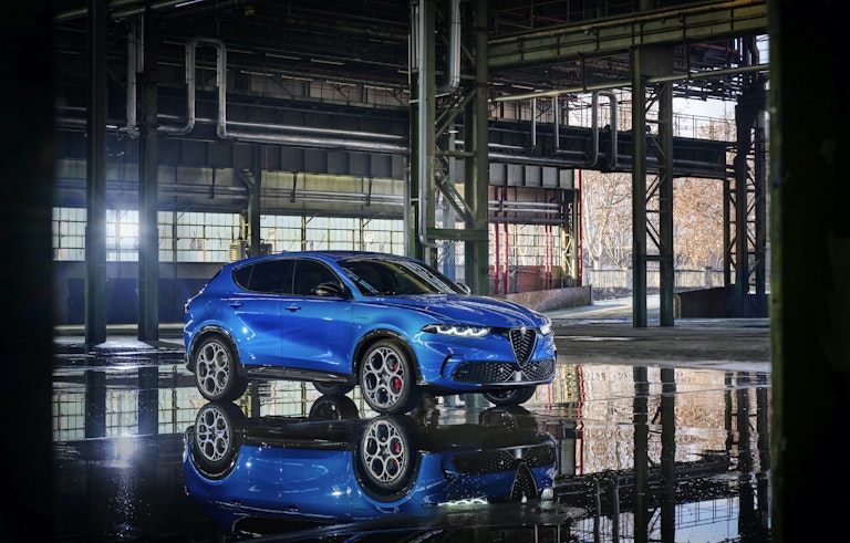 alfa romeo tonale blu statica