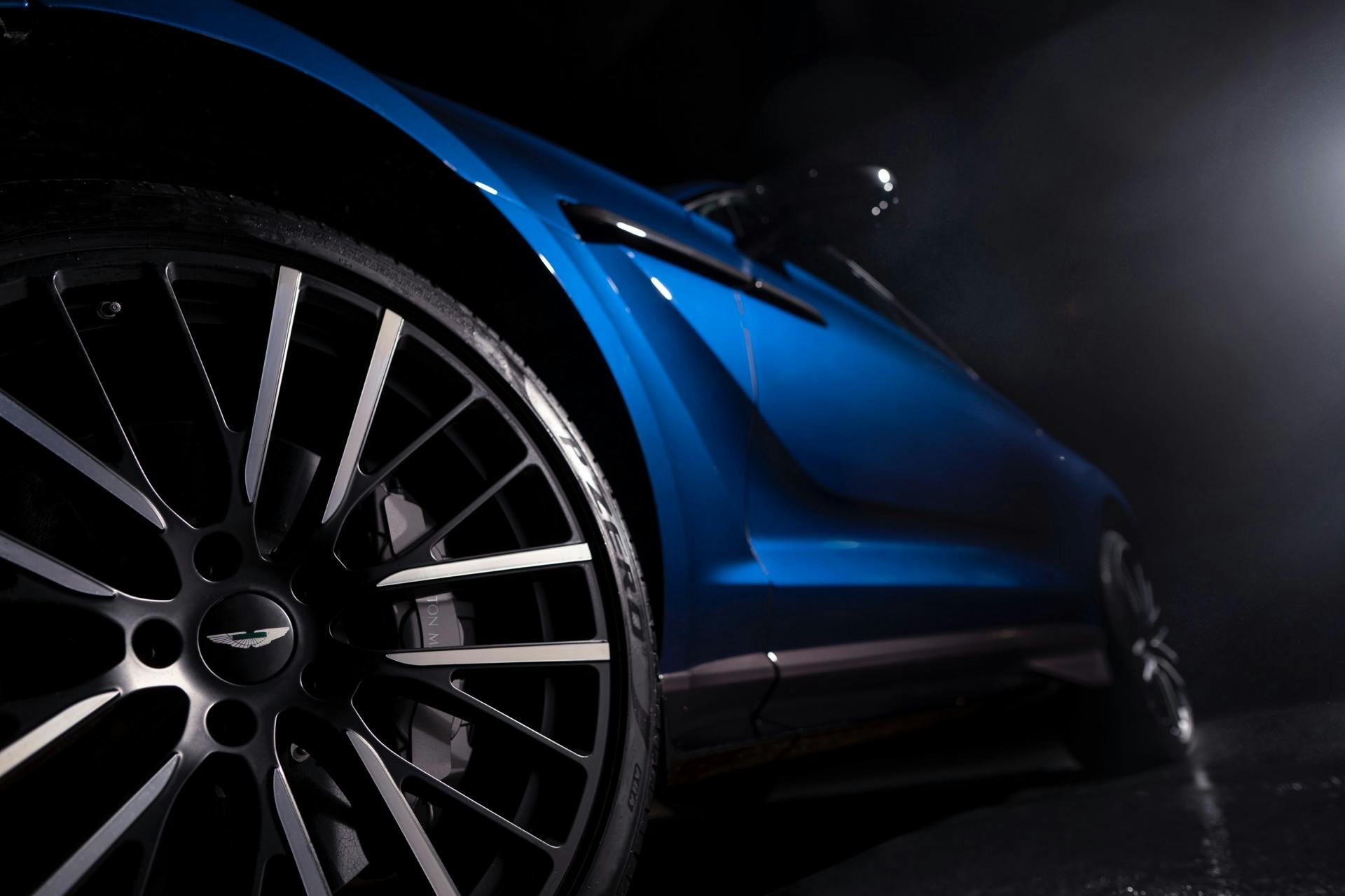 Aston Martin DBX707 blue cerchi freni