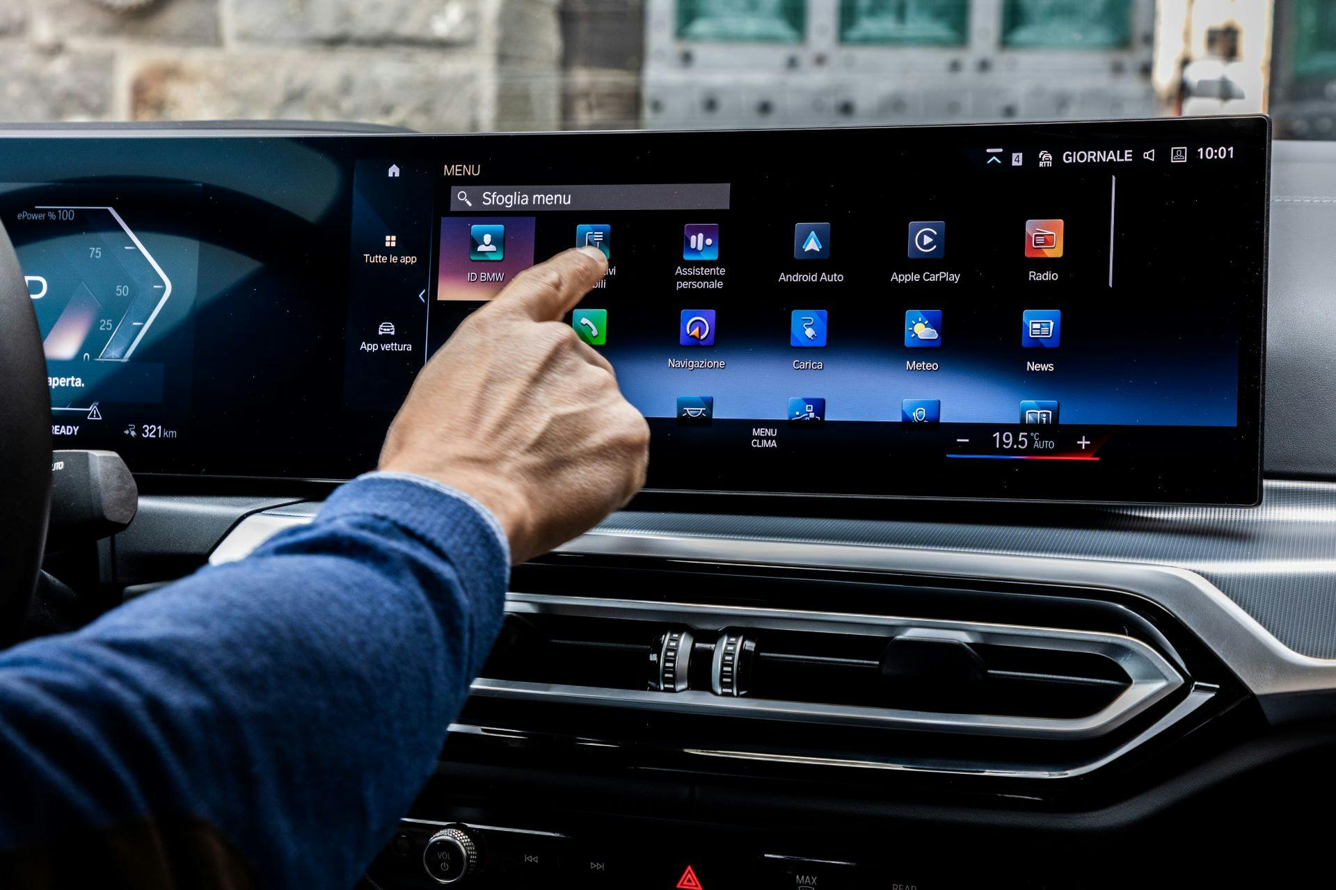 BMW i4 interni - dettaglio utilizzo schermo infotainment