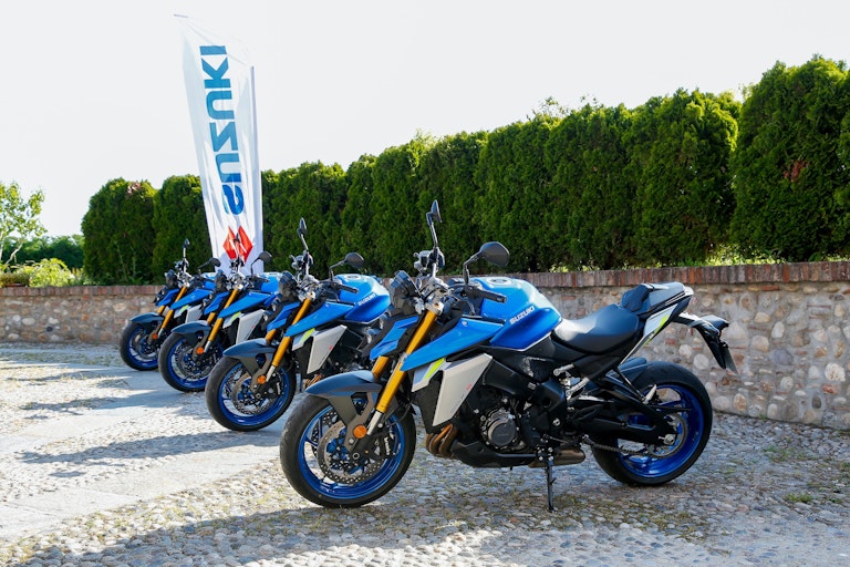GSX-S schierate all'aperto