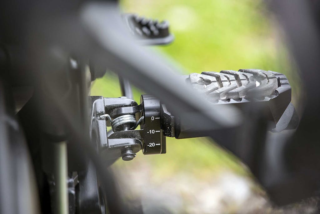 Suzuki V-Strom 1050 XT Pro pedane regolabili