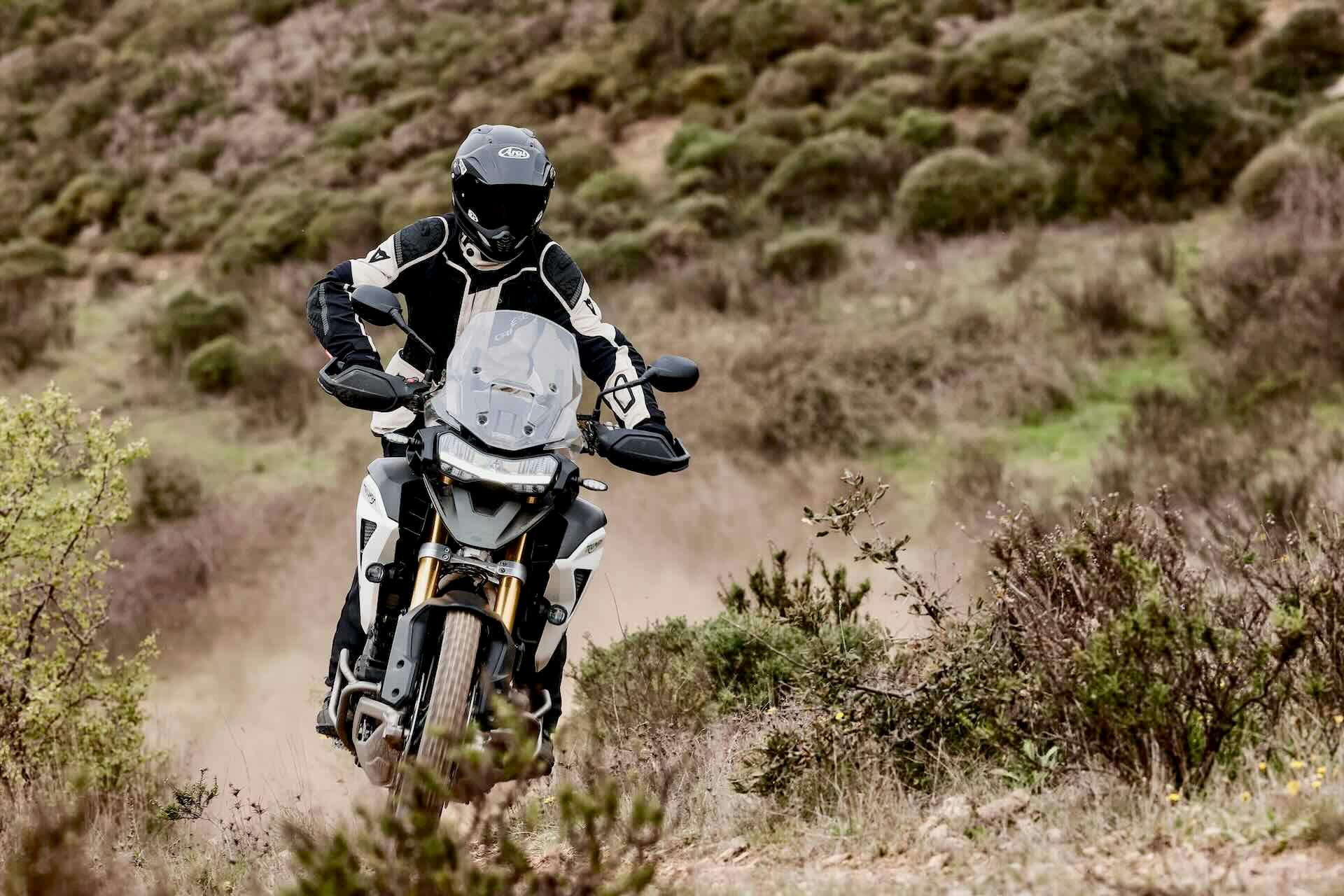Triumph Tiger 1200 2022 Rally Pro in azione sullo sterrato