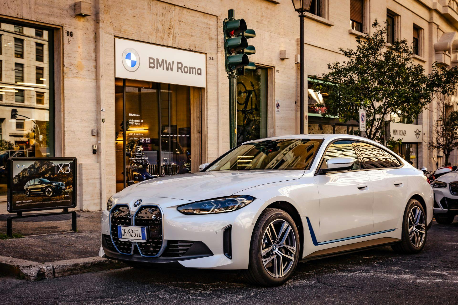 bmw i4 - statica frontale su strada a Roma