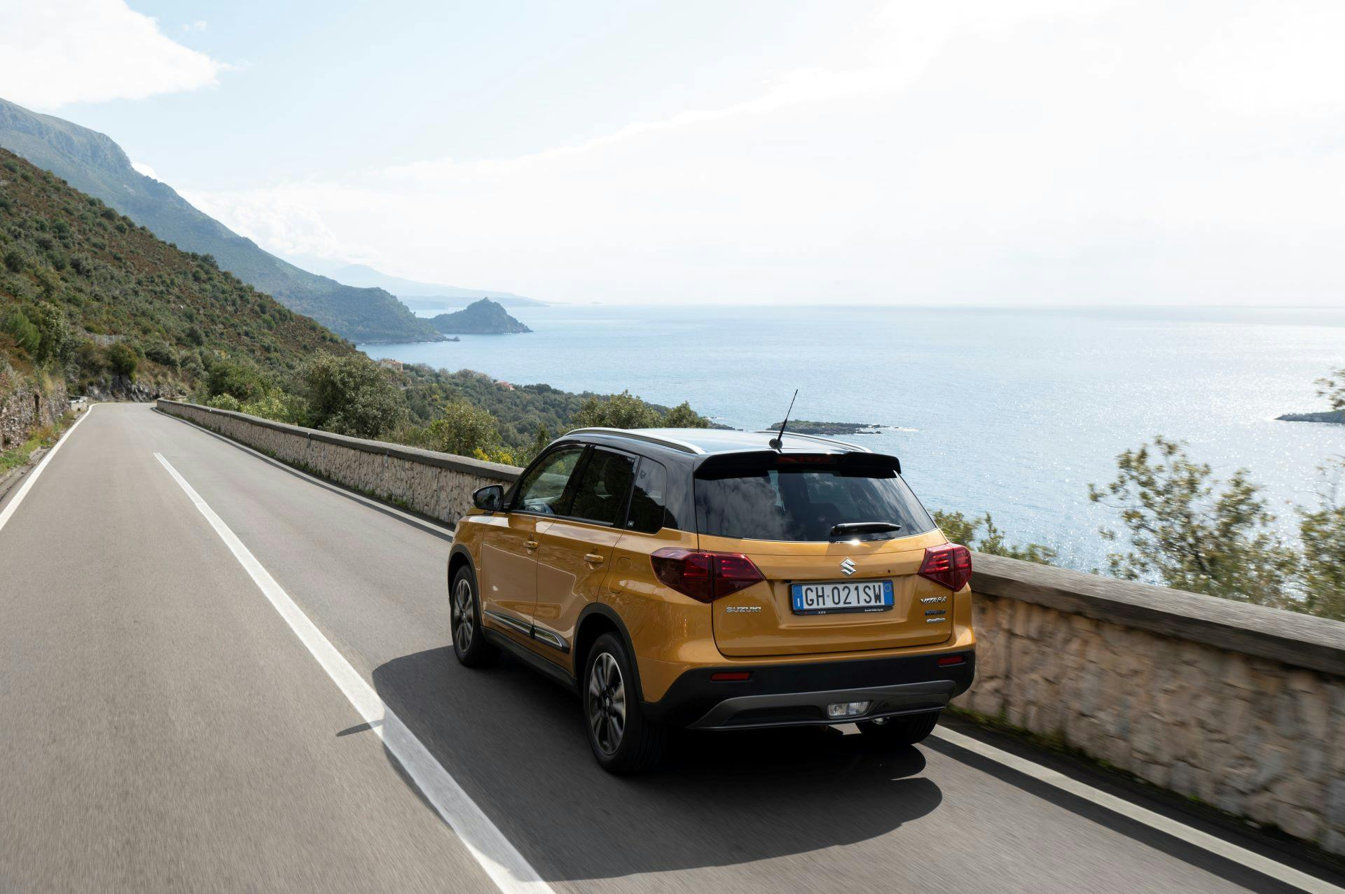 Suzuki Vitara 140 V - dinamica su strada tre quarti posteriore