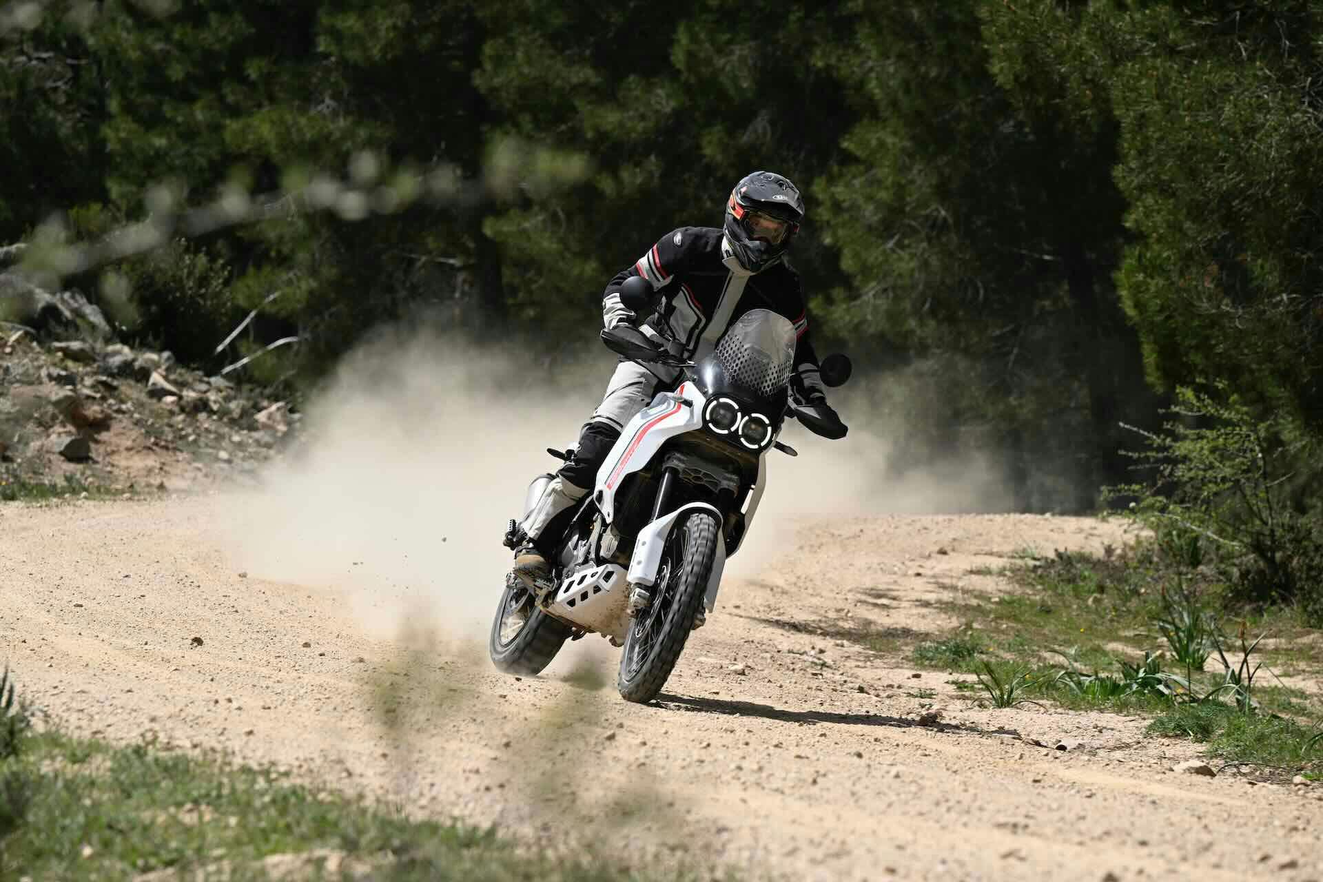 Ducati DesertX in derapata