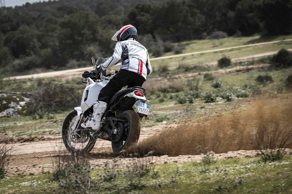 Ducati DesertX derapata