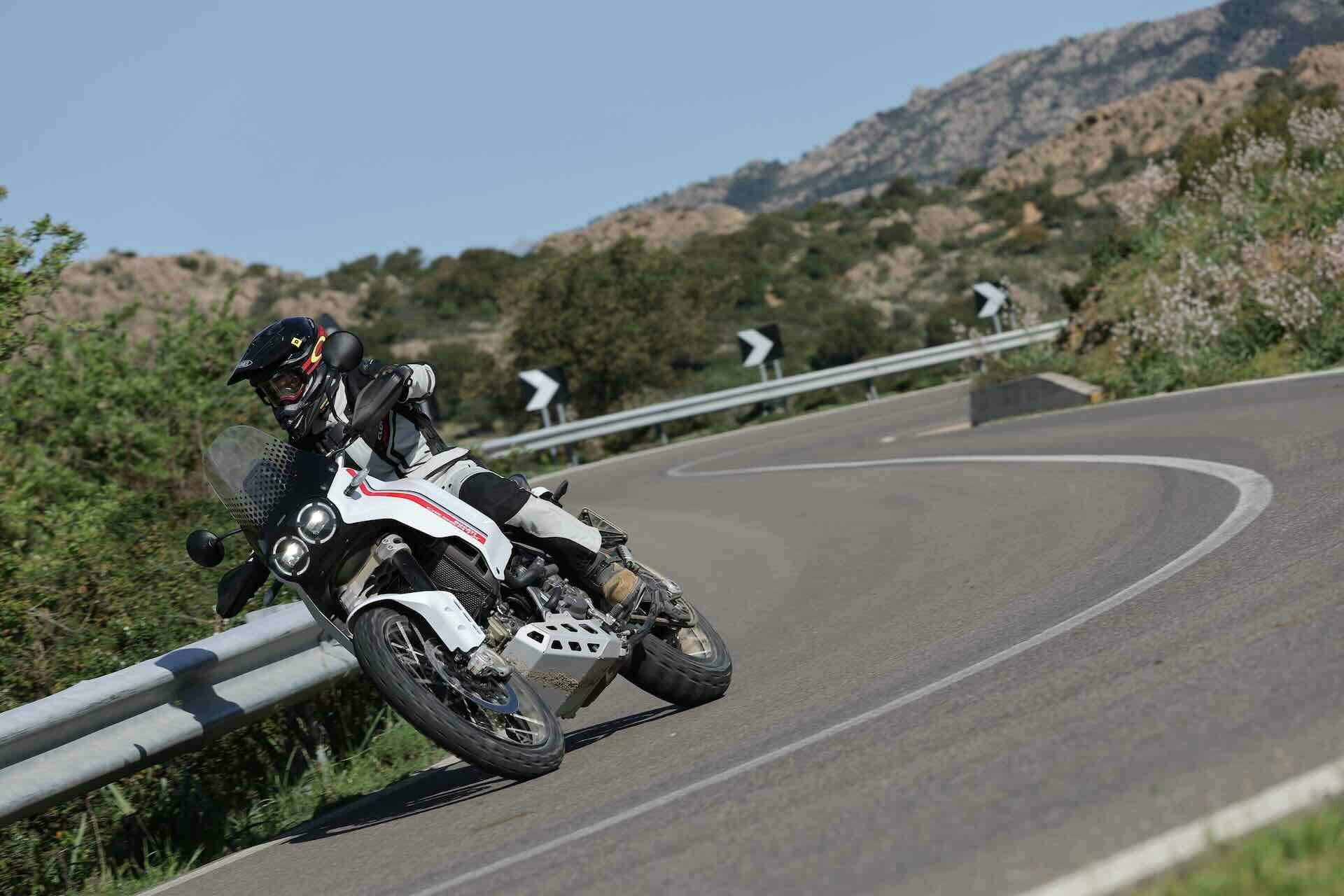 Ducati DesertX su strada