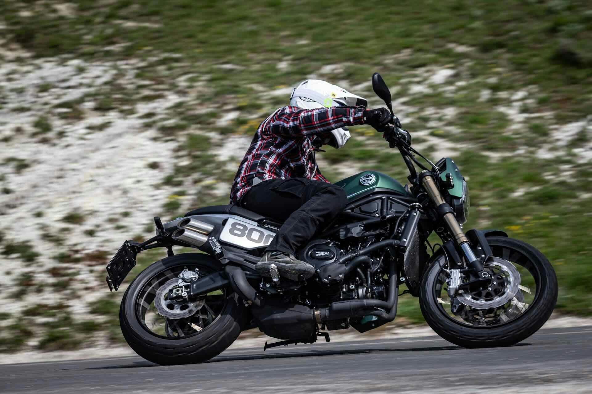 Benelli Leoncino 800 Trail curva su strada