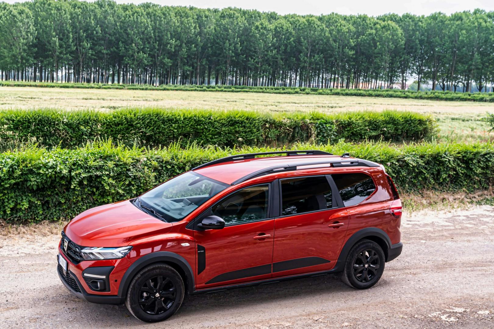 dacia jogger foto in movimento laterale su strada sterrata