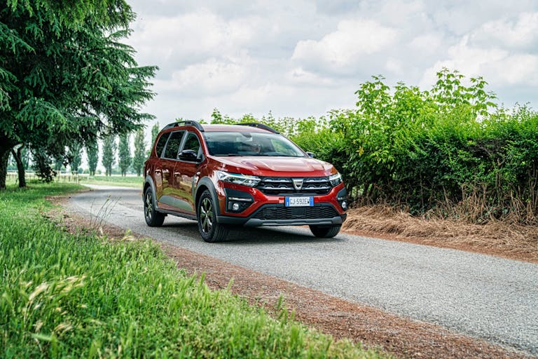 dacia jogger foto in movimento tre quarti anteriore